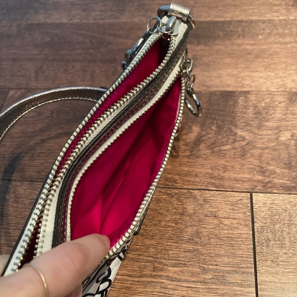Coach corner zip wristlet, excellent condition - Picture 6 of 6